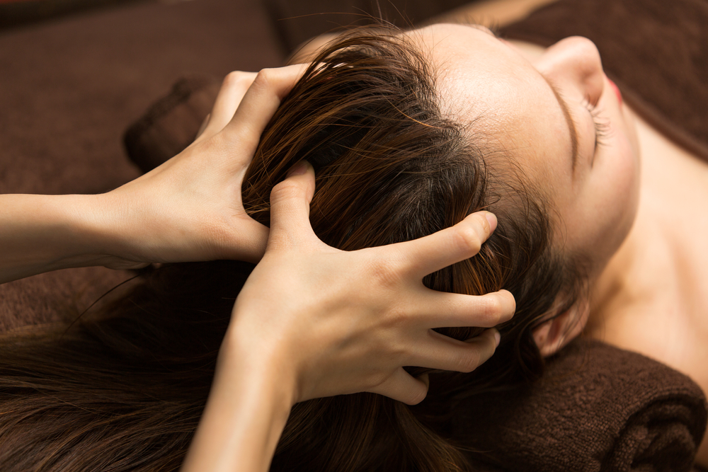 7 Best Head Massage Benefits and How to Do It Right - Healthwire