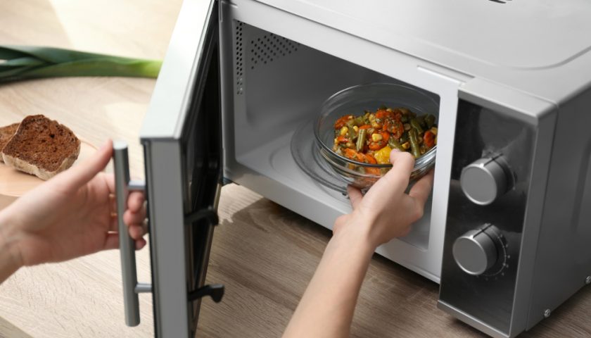 heating-food-in-microwave-oven