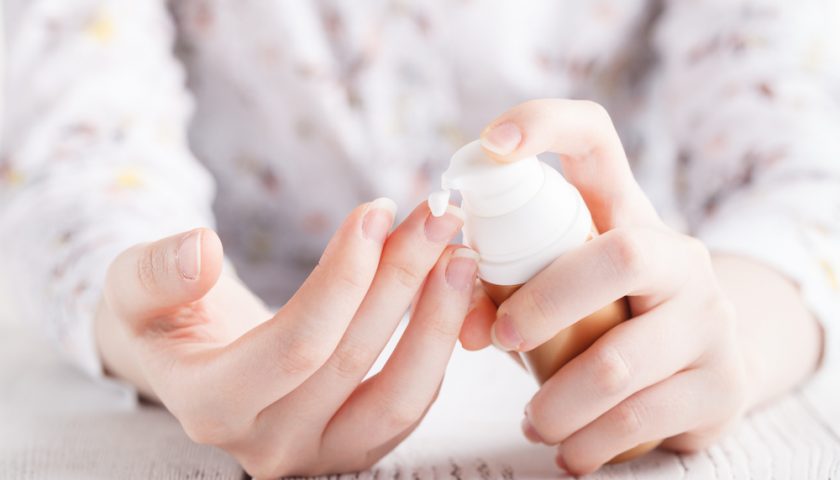 moisturize-fingernails