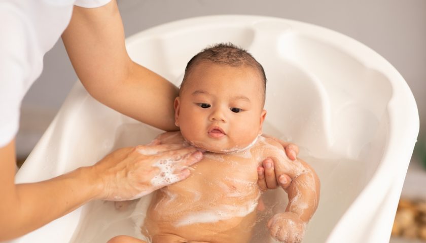 baby-body-washing