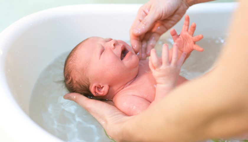 grip-new-born-baby-for-bath